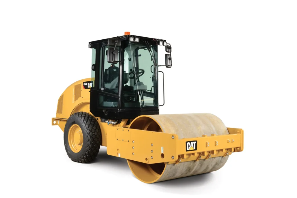 Compactador de suelos CS44B de Caterpillar, diseñado para trabajos exigentes con compactación uniforme.