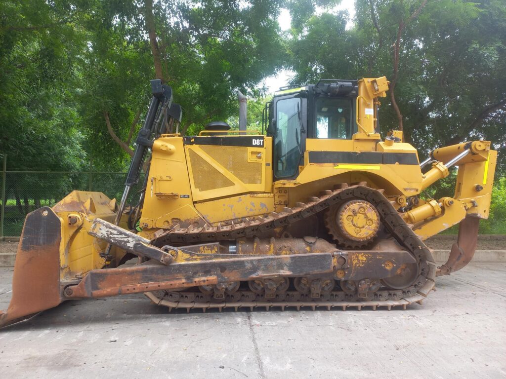 Tractor de cadena Caterpillar modelo D8T, ideal para trabajos agrícolas y de movimiento de tierra en terrenos exigentes.