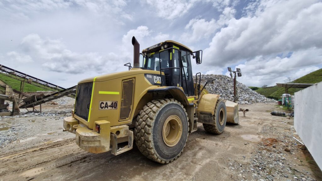 Cargadora frontal CAT 950H en operación en la industria minera.