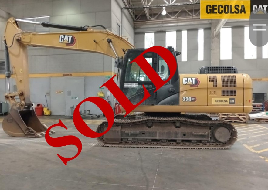 Excavadora Caterpillar 320GX vendida, estacionada en taller GECOLSA, lista para entrega en proyecto de construcción.