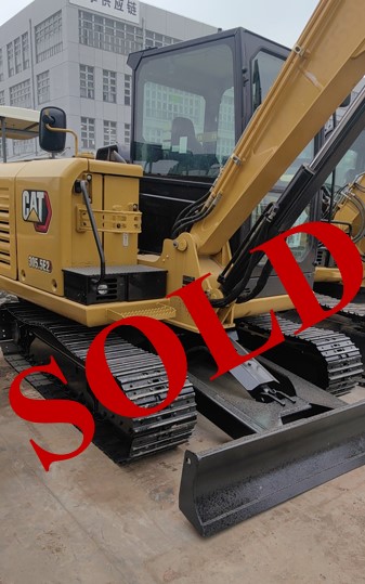 Excavadora CAT 305.5E2 vendida, estacionada en patio industrial, lista para entrega final al cliente.