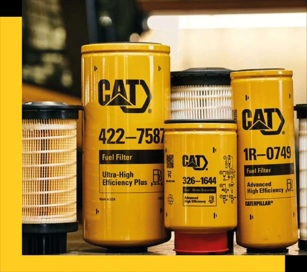 Filtros de combustible originales Caterpillar, alineados sobre una superficie en ambiente industrial.