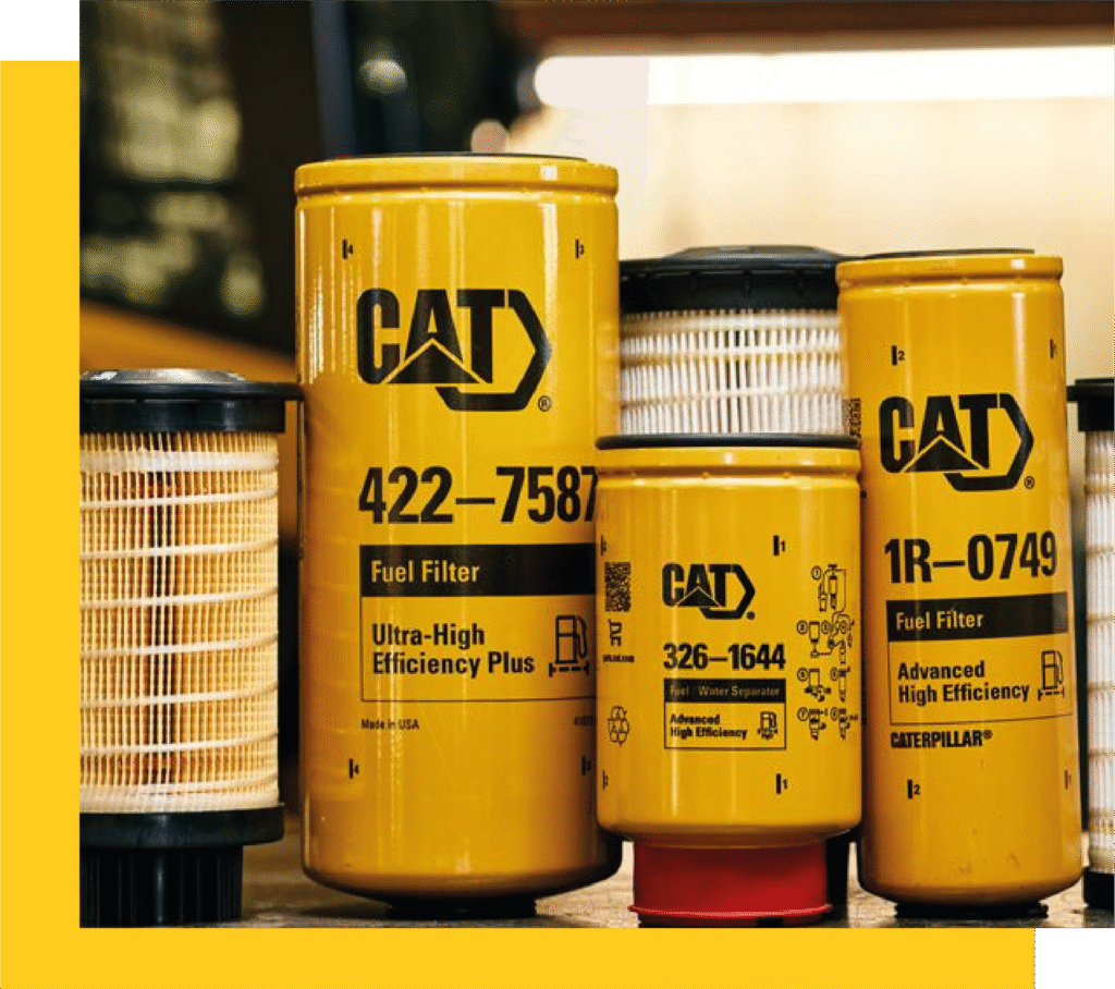 Filtros de combustible originales Caterpillar, alineados sobre una superficie en ambiente industrial.